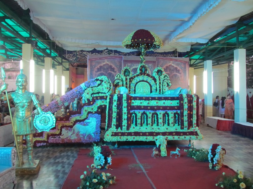Mysore Simhasana made with flowers in Flower show during Dasara